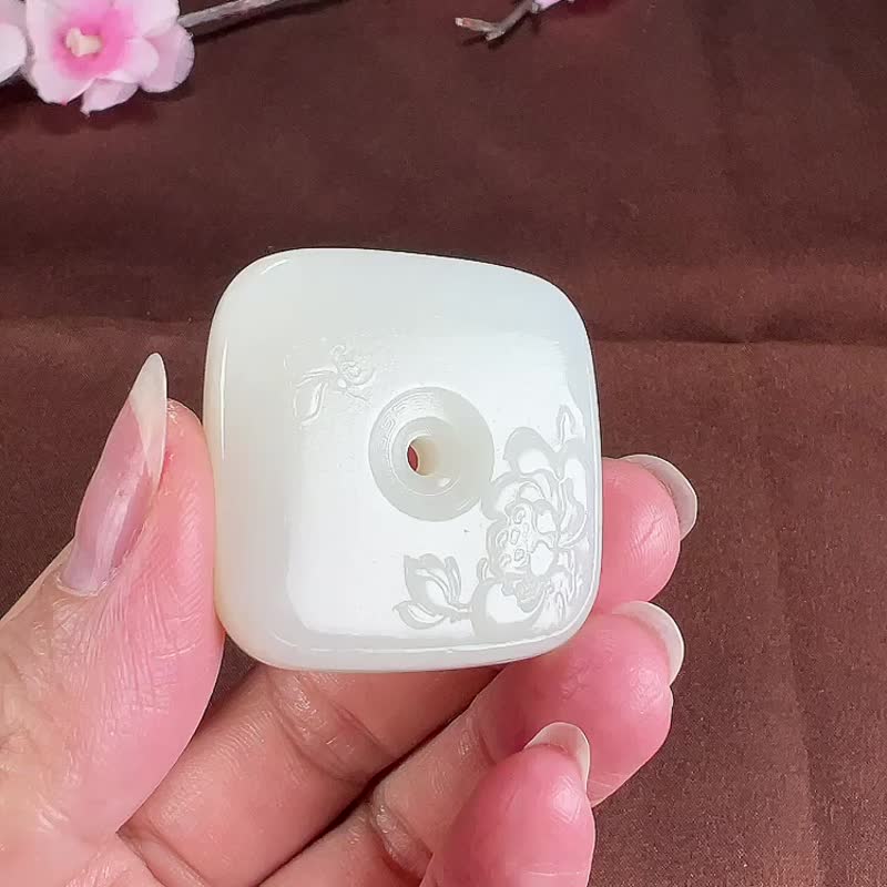 秒杀价 天然新疆和田玉羊脂玉蝶恋花平安扣方扣吊坠 玉质细腻温润 - 吊饰 - 玉石 