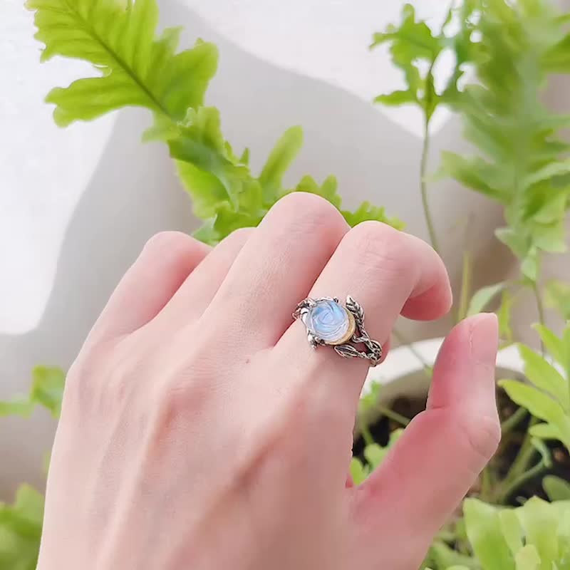 月亮拥抱着玫瑰 天然月光石复古纯银戒指 - 戒指 - 水晶 蓝色