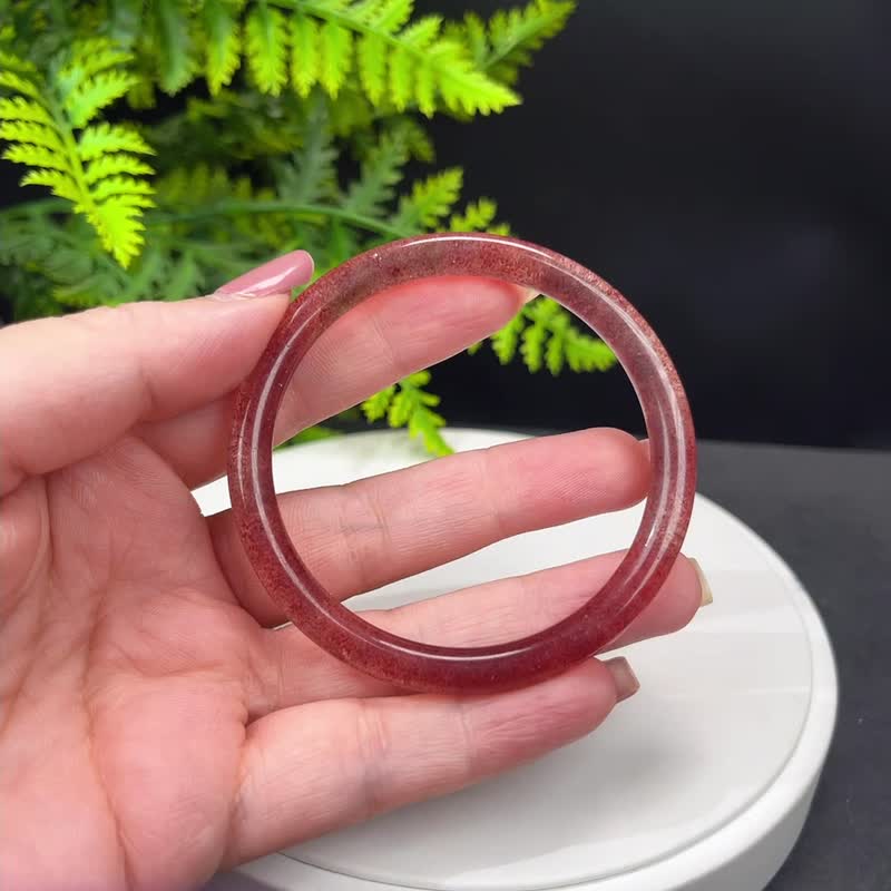 优质 鸽血红草莓晶手镯 57MM 冰透星光甜美细圆条红水晶 浪漫温柔 - 手链/手环 - 水晶 红色