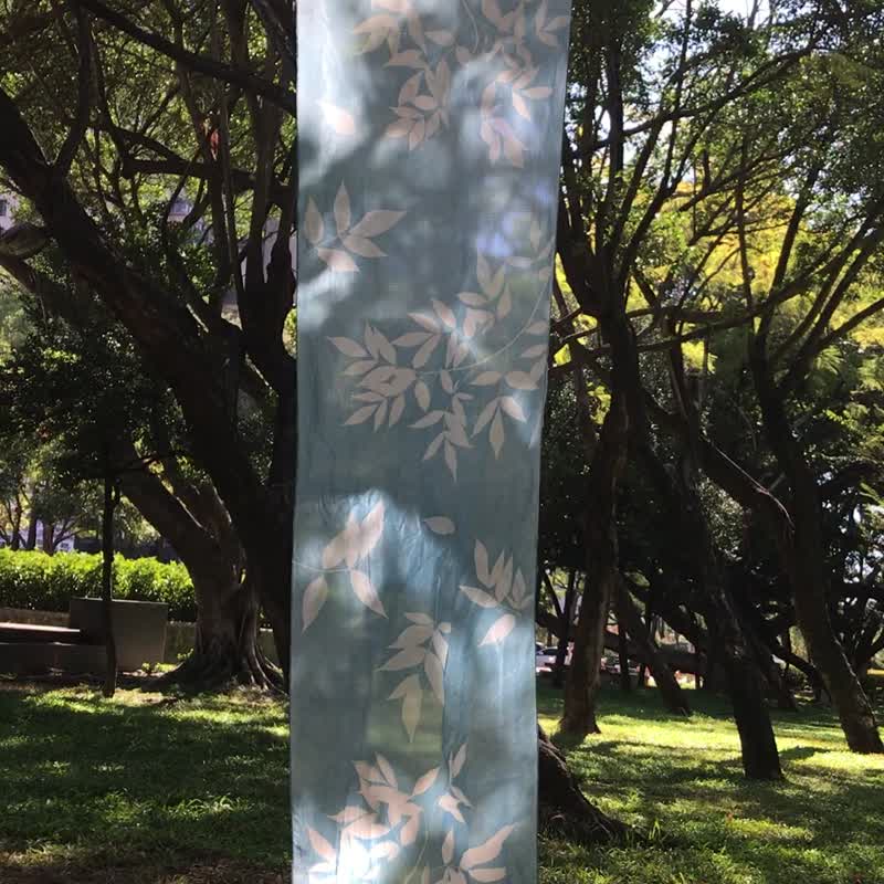 植物剪影。接骨木。蓝晒丝巾 - 围巾/披肩 - 丝．绢 蓝色
