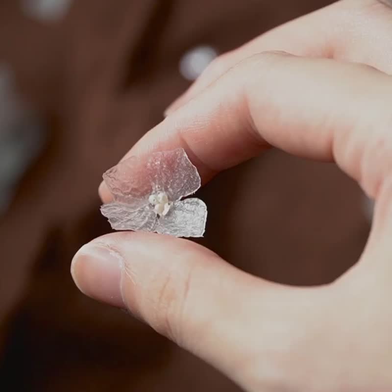 /Fiore/ 绣球花 树脂软水晶花 耳环/耳夹 (白色) - 耳环/耳夹 - 树脂 透明