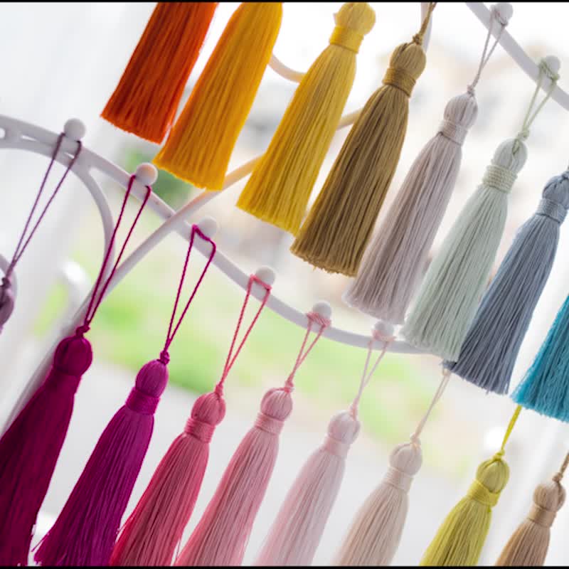 Basic tassel A very simple tassel assembled with various threads dyed by Art Fiber Endo. - 钥匙链/钥匙包 - 绣线 多色