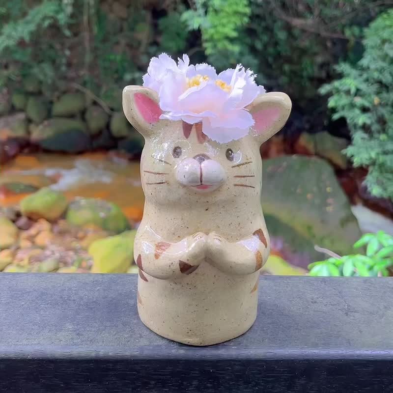 A Lu 祈福猫咪陶花器/礼物/摆饰 手作手绘 原创仅此一件 - 花瓶/陶器 - 陶 多色