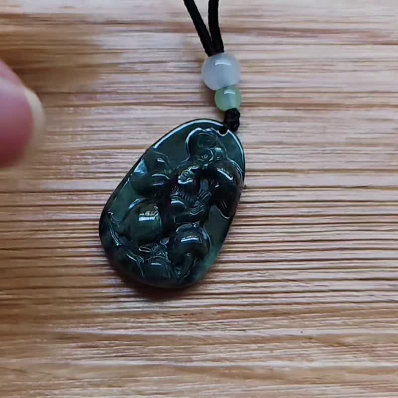 【亲翠】JA-00186 墨绿飘花兔兔采蘑菇生肖牌・天然翡翠 - 项链 - 玉石 绿色