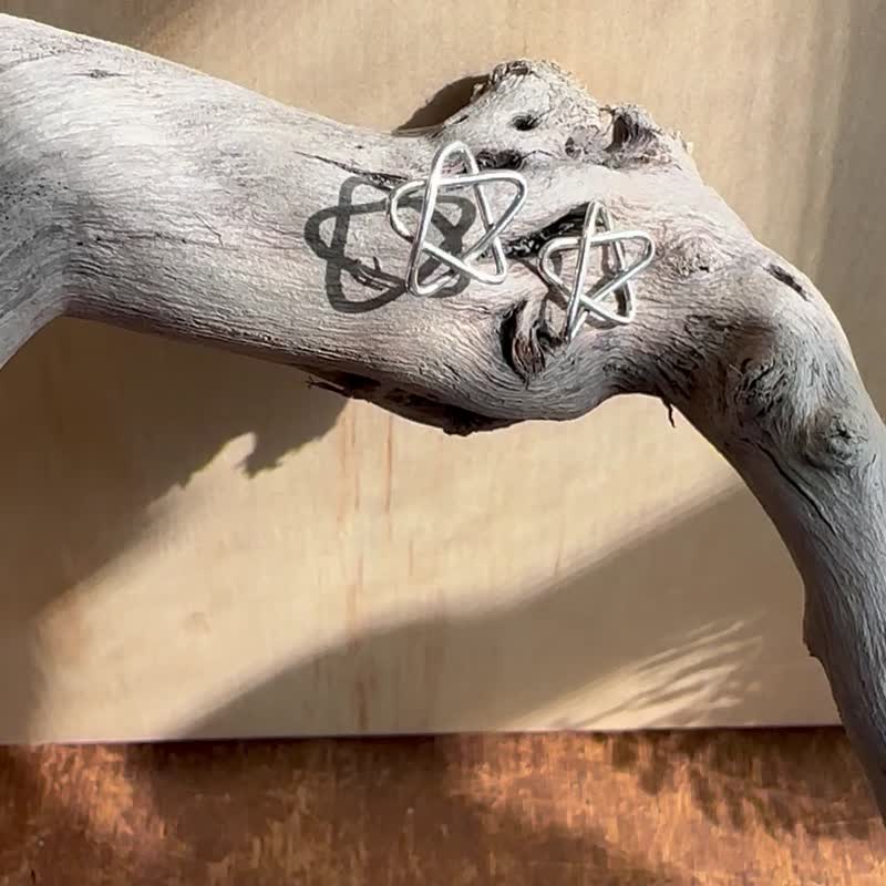 手作银饰—线条五角星星 925纯银耳环 耳针式耳环 星星贴耳耳环 - 耳环/耳夹 - 纯银 银色