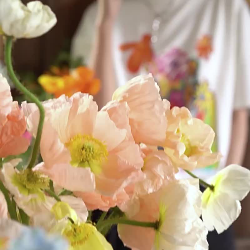 白色 夢幻花田 插畫師花朵涂鴉圓領短袖T恤 夏百搭寬松上衣 - 女装 T 恤 - 棉 白色