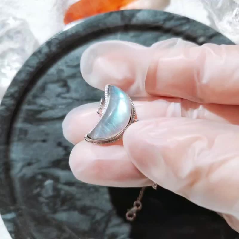 月娘 925银蓝光拉长石月亮手链手链 - 手链/手环 - 水晶 蓝色