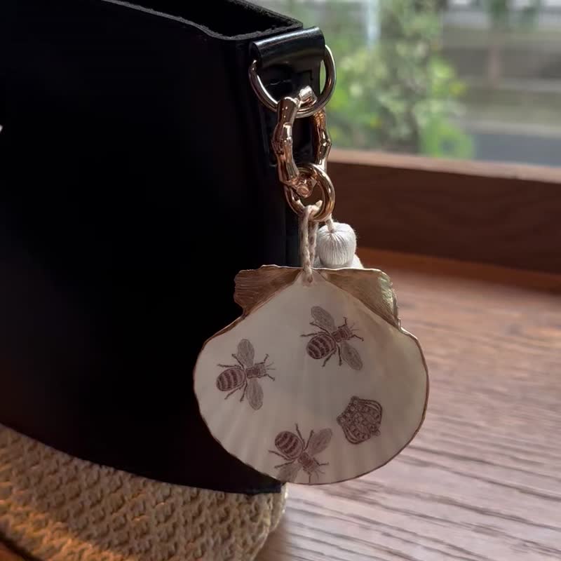 【也形】S流苏扇贝盘  | 刺绣蜜蜂 | 竹节金扣环挂勾包包吊饰 - 吊饰 - 贝壳 金色