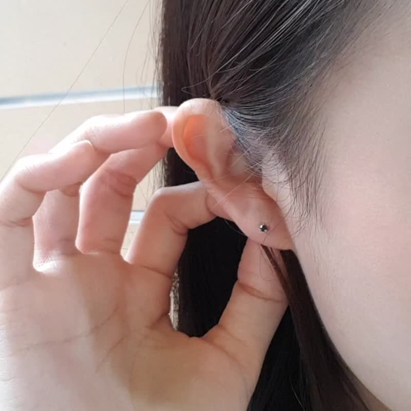 【SWS饰品】2mm迷你锆石  水水小资族/OL心机小物 医疗钢耳环 - 耳环/耳夹 - 其他金属 银色