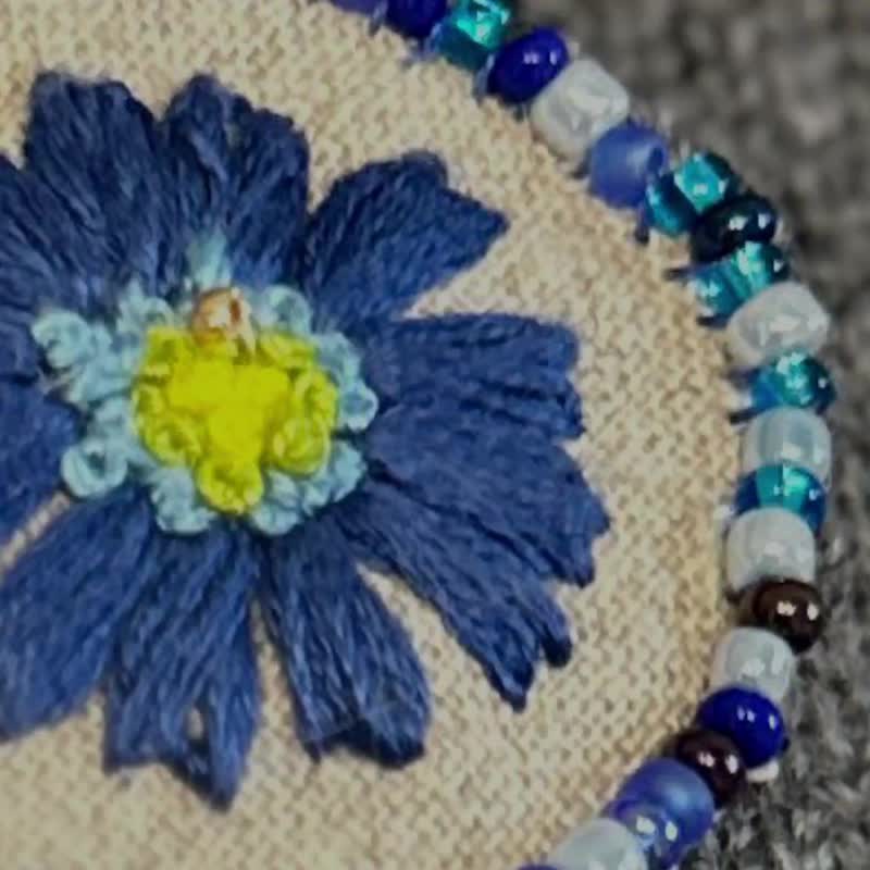 Flowers 的温柔日常  刺绣花别针 - 胸针 - 棉 蓝色