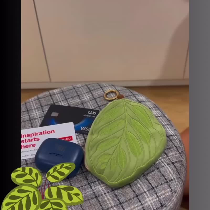 小银，叶子形状，绣在柔软的天鹅绒布料上，浅绿。 - 零钱包 - 其他材质 