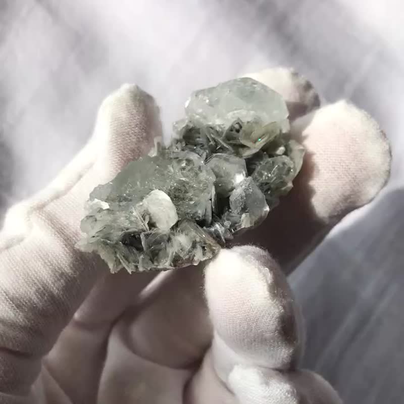 雪宝顶海蓝宝水晶 银云母共生 白水晶簇 彩虹 矿标 原石 水晶 - 摆饰 - 水晶 蓝色
