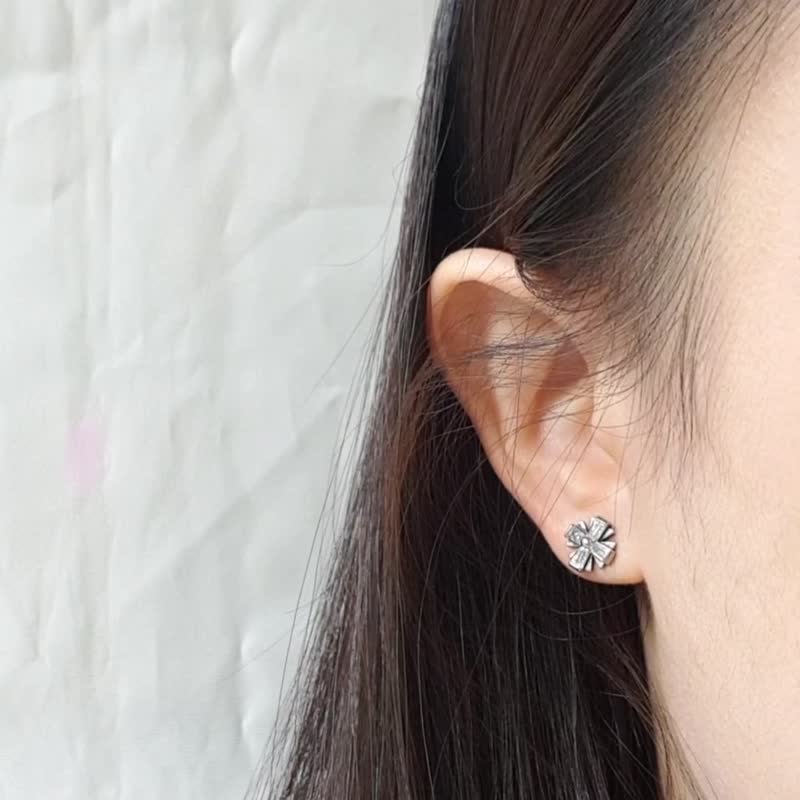 【SWS饰品】简约几何锆石 医疗钢耳环 抗敏耳环 上班族穿搭首选 - 耳环/耳夹 - 其他金属 银色