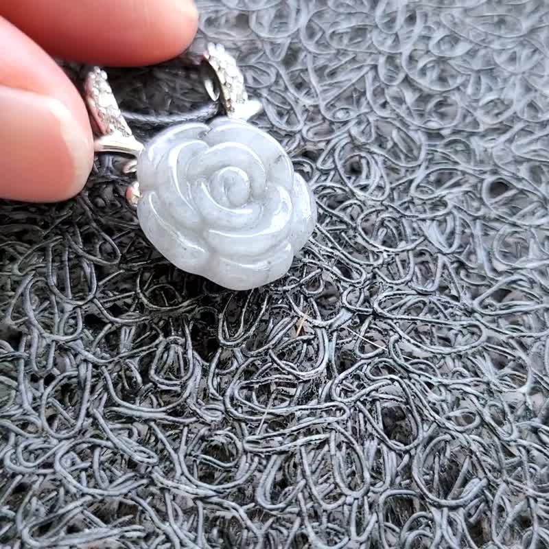 亲翠 天然翡翠 冰乌鸡均匀色花玫瑰驯鹿设计款皮绳锁骨链 - 项链 - 玉石 黑色