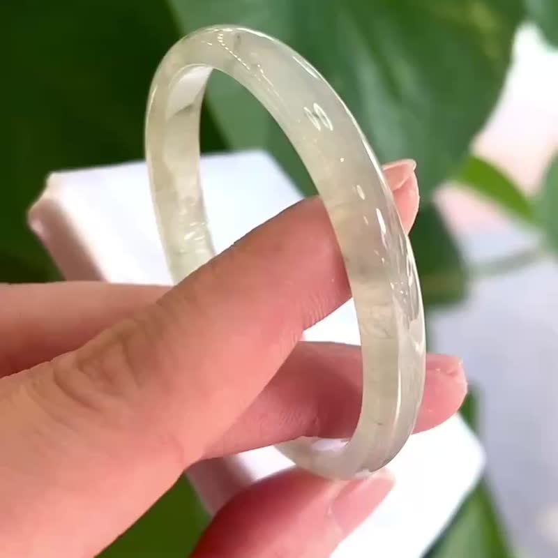 冰种 缅甸翡翠 天然A玉 玉镯 • 冰玻种淡青飘花翡翠贵妃镯 - 手链/手环 - 玉石 绿色