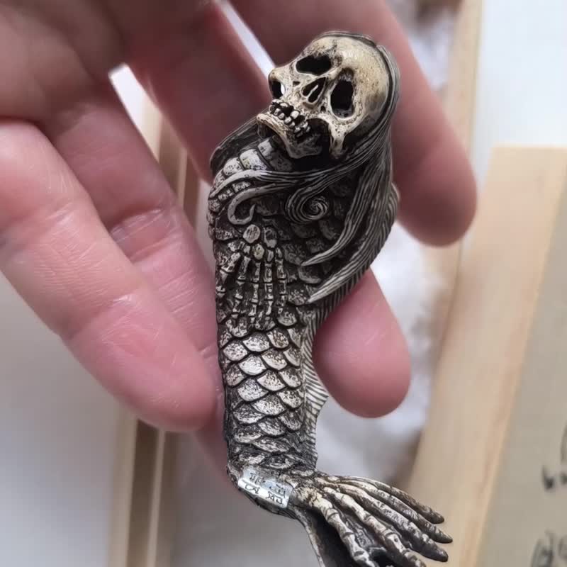 【有落款】【骷髅艺术家服部】【鹿角制根付人鱼髑髅】【附桐箱】髑髅 骷髅 骸骨 スカル skull 根付 netsuke 等 - 吊饰 - 其他材质 