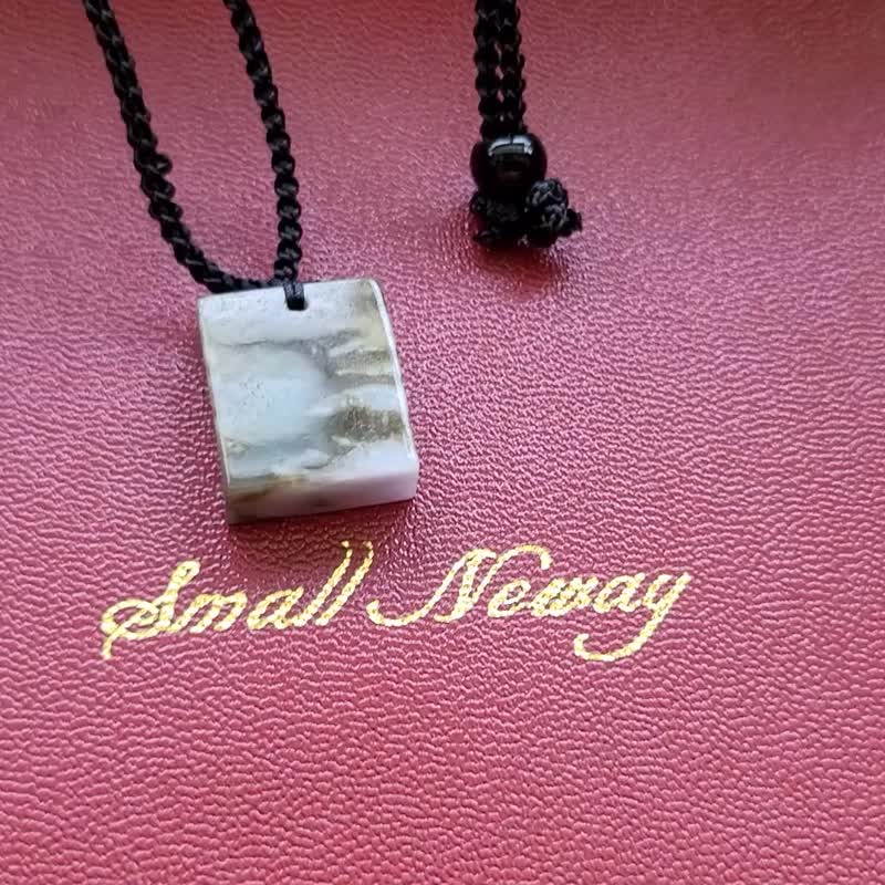 亲翠 天然翡翠 冰茶黄绿晕染色原石无事牌调整式绳链 - 项链 - 玉石 多色