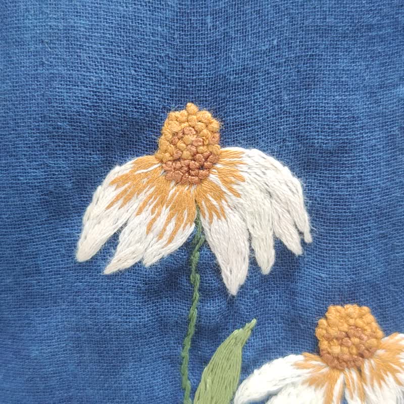 靛蓝衬衫上绣有白色野生波斯菊 - 女装上衣 - 棉．麻 蓝色