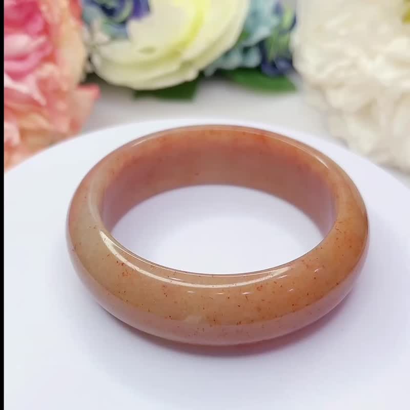 NO.34稀有草莓酱料宽版平安镯 内径59 MM 圈口 微洒金 佘太翠玉镯 - 手链/手环 - 玉石 红色