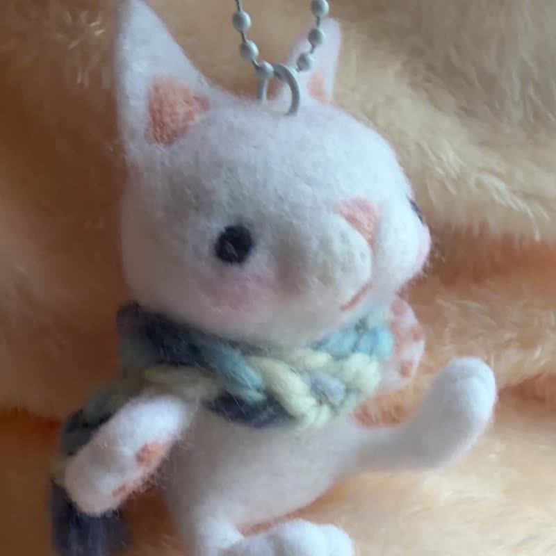 兔包制纯手工羊毛毡围巾猫咪挂饰钥匙圈 (坐姿) - 钥匙链/钥匙包 - 羊毛 多色