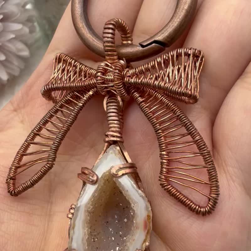红铜线编织蝴蝶结天然玛瑙晶洞包包挂饰 - 吊饰 - 水晶 红色