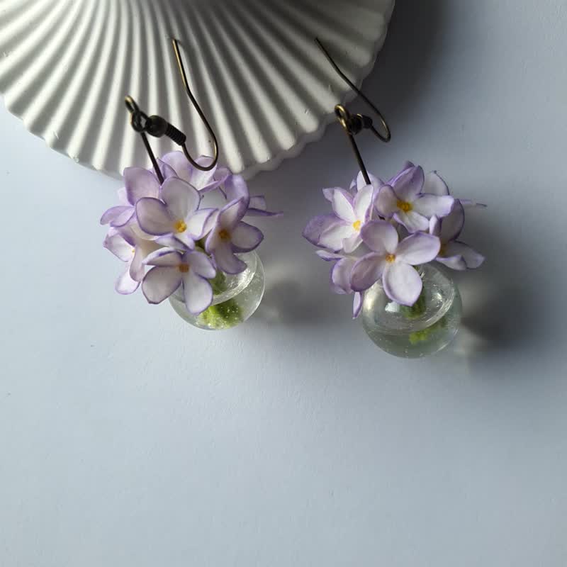White violet lilac flowers earrings/ Handmade floral earrings/ Gifts for her - 耳环/耳夹 - 其他材质 白色